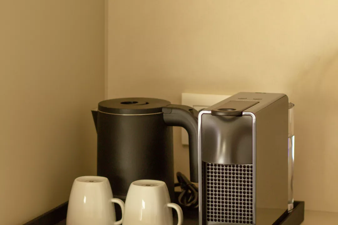 Complimentary coffee and tea corner in a B&B room at De Snippe